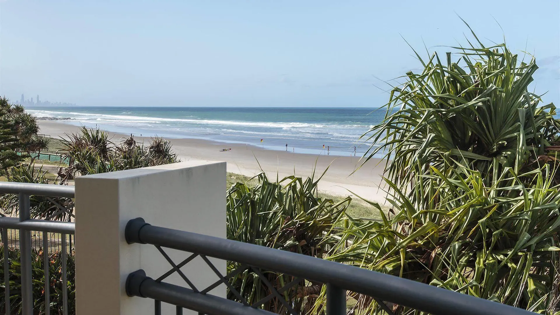 ****  Golden Riviera Absolute Beachfront Resort Gold Coast Australia